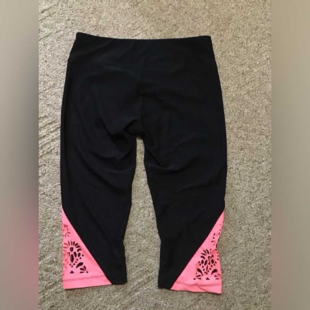 Black and Pink Leggings capris with Cutout  size XL weekend
